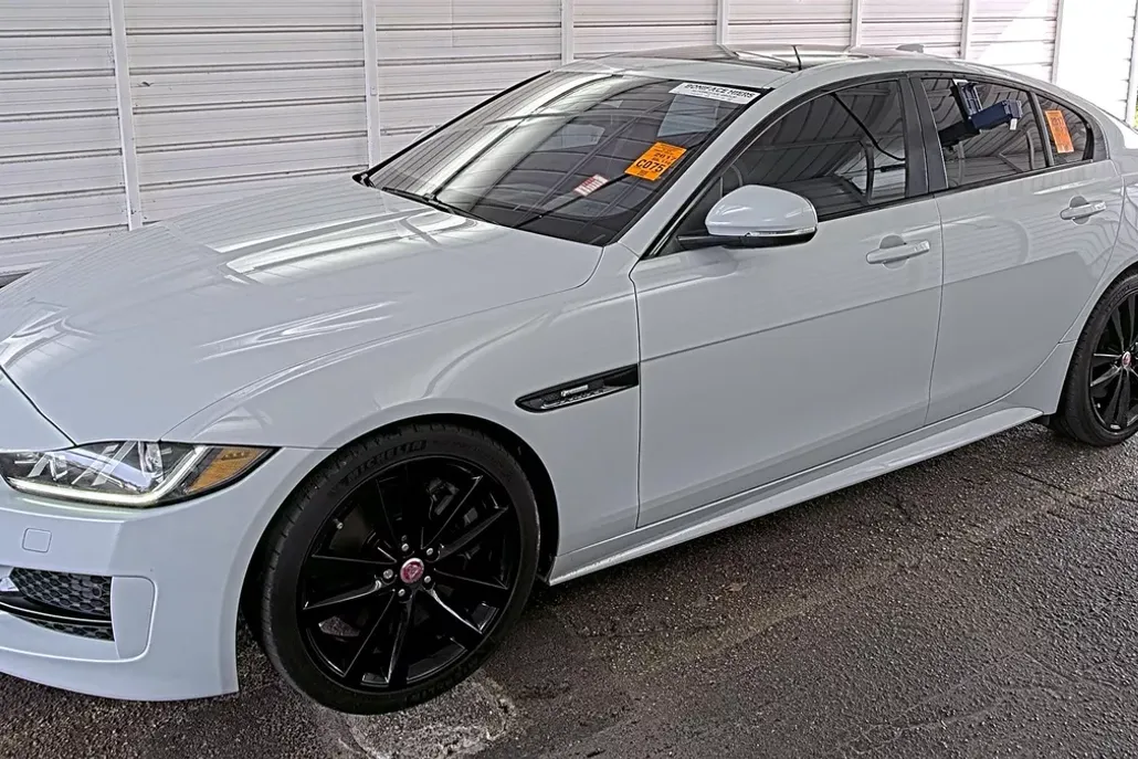 2017 Jaguar XE R-Sport photo 1