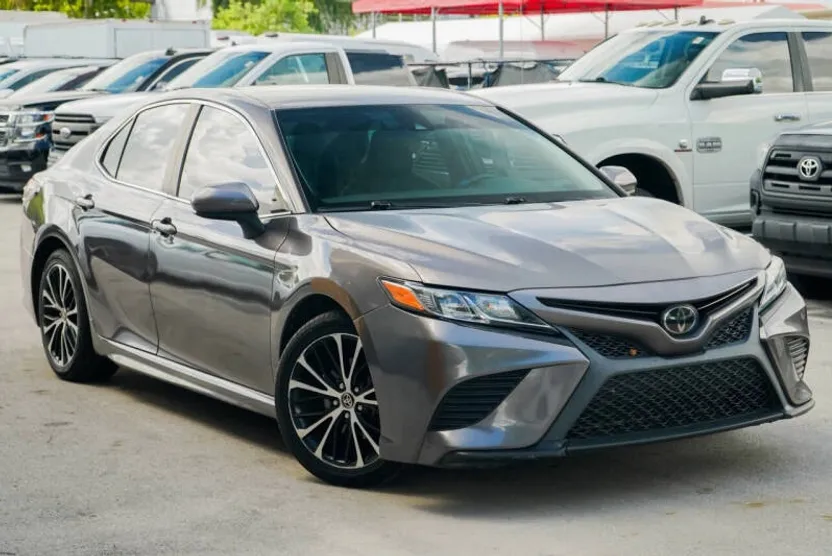 2020 Toyota Camry SE photo 1