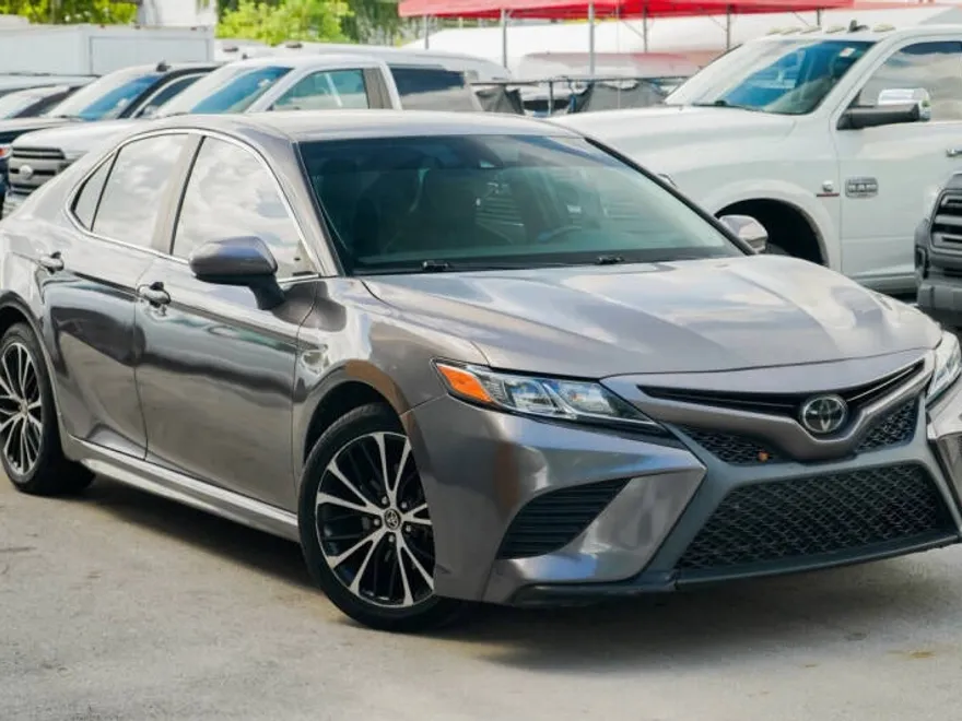 2020 Toyota Camry SE photo 1