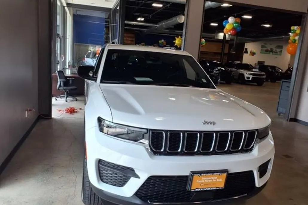 2024 Jeep Grand Cherokee Laredo photo 1