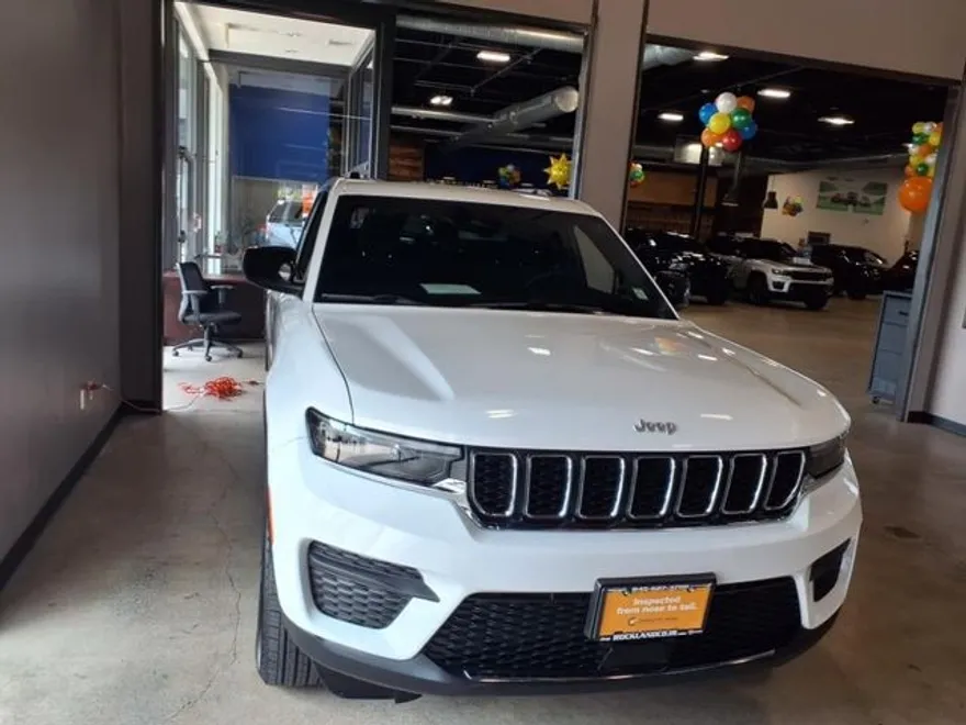 2024 Jeep Grand Cherokee Laredo photo 1