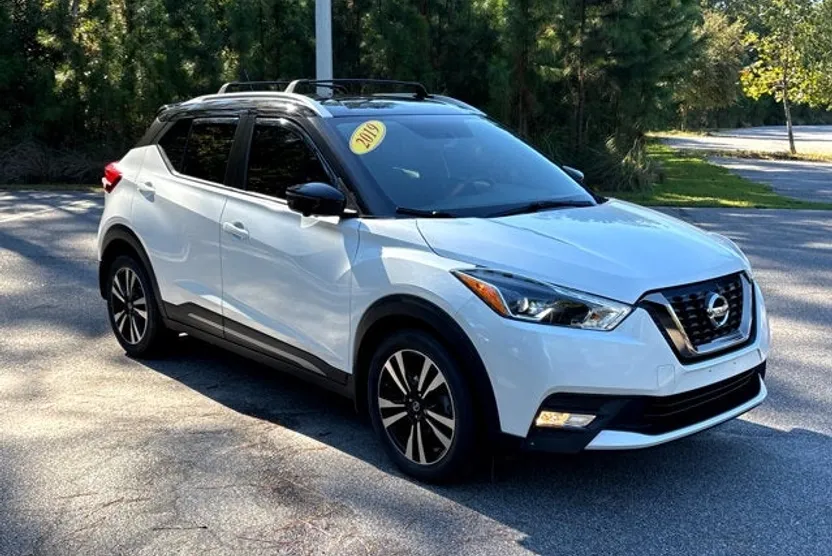 2019 Nissan Kicks SR photo 1