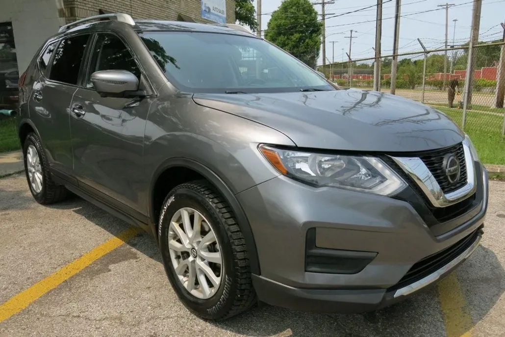 2018 Nissan Rogue SV photo 1