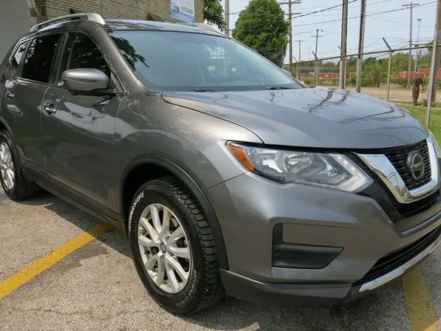 2018 Nissan Rogue SV photo 1