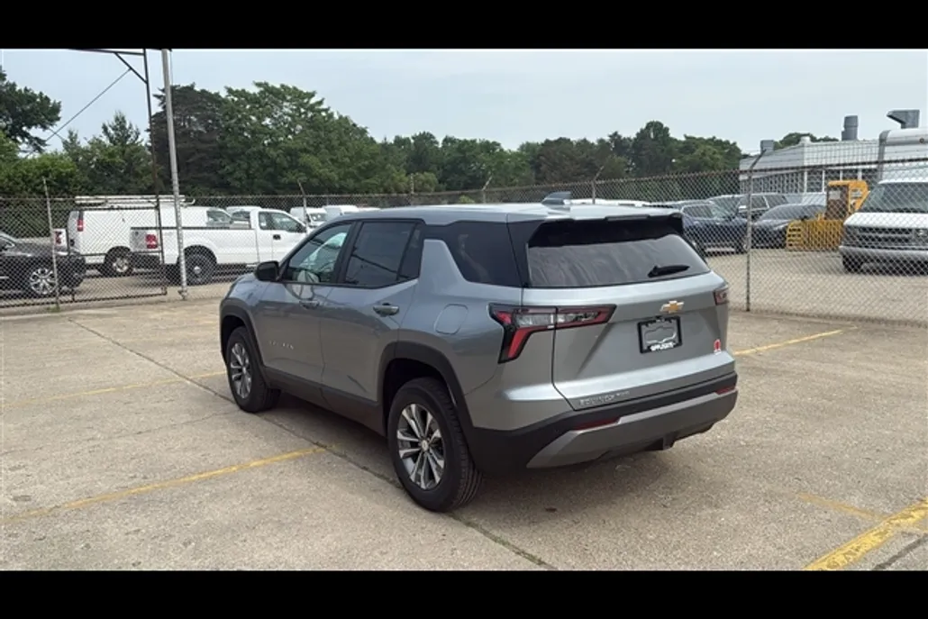2026 Chevrolet Equinox LT photo 1