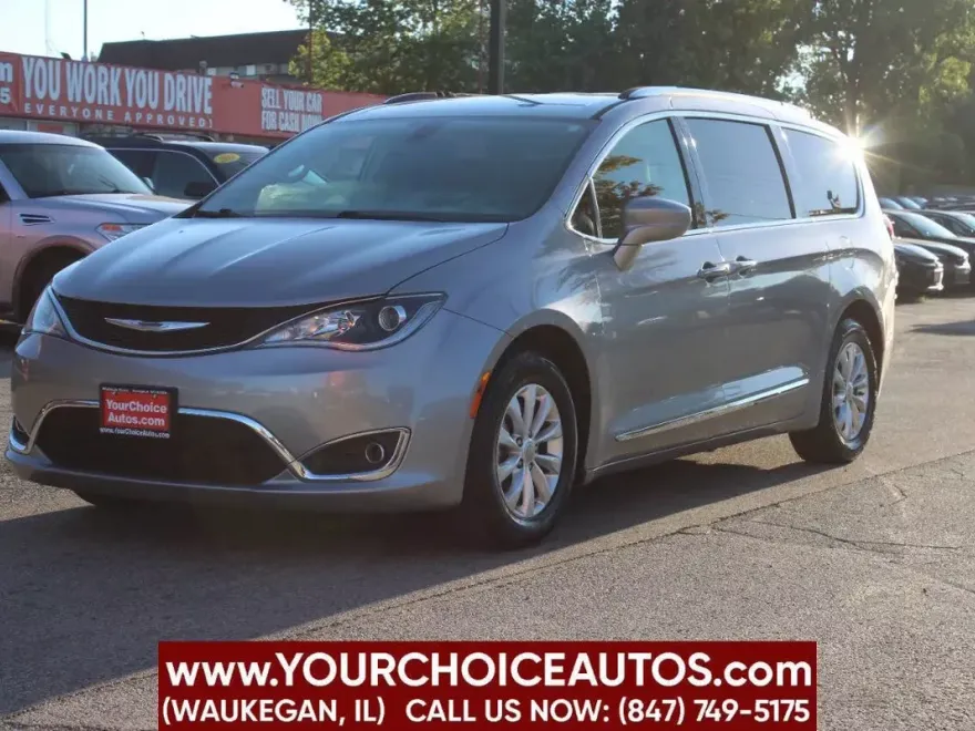 2018 Chrysler Pacifica Touring L photo 1
