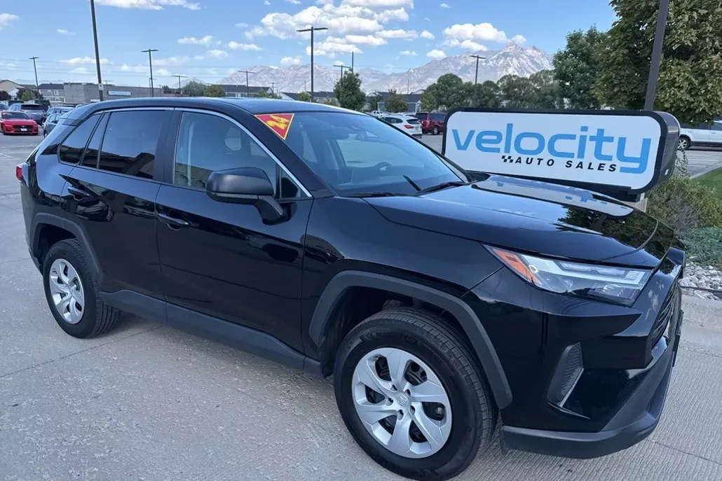 2024 Toyota RAV4 LE photo 1