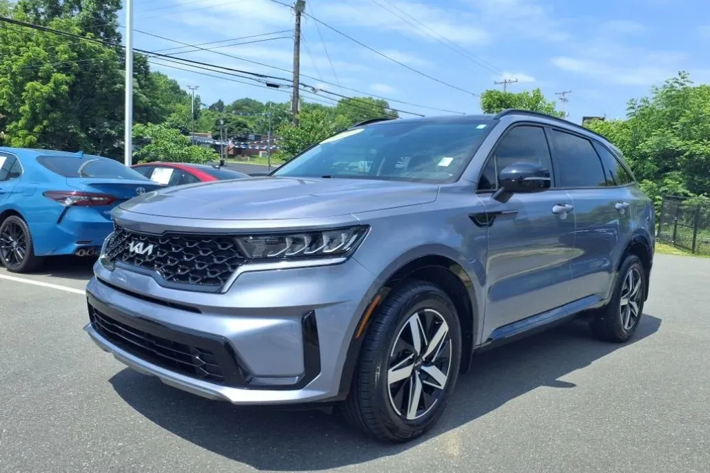 2023 Kia Sorento S photo 1