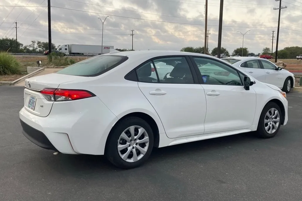 2024 Toyota Corolla LE photo 1