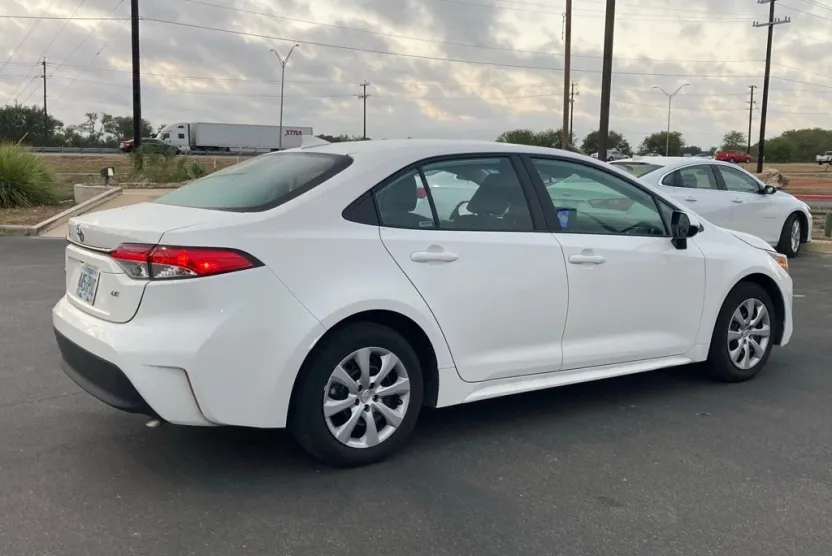 2024 Toyota Corolla LE photo 1