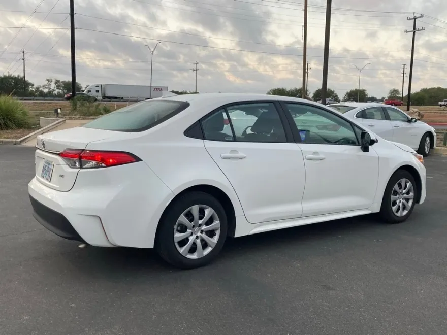 2024 Toyota Corolla LE photo 1