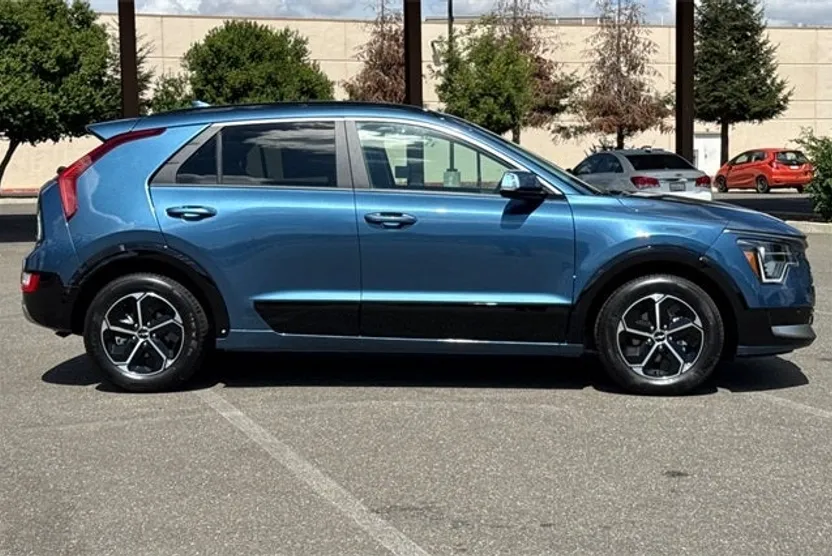 2025 Kia Niro SX photo 1