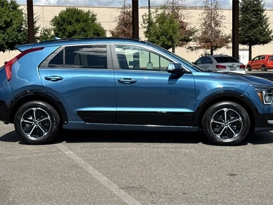 2025 Kia Niro SX photo 1
