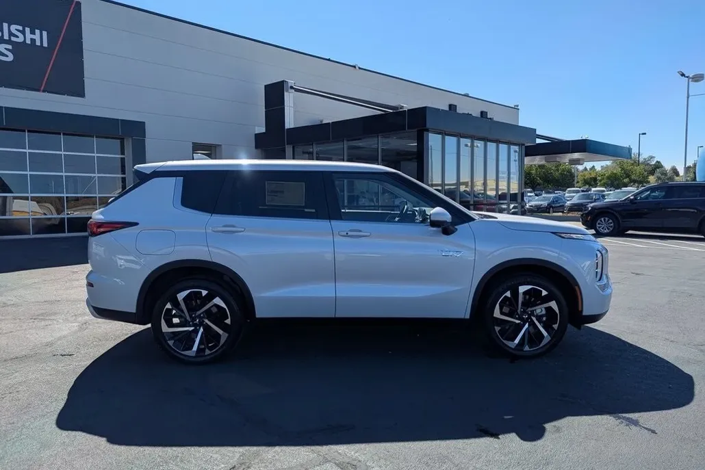 2025 Mitsubishi Outlander PHEV SE photo 1