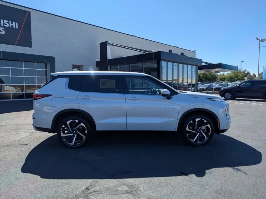 2025 Mitsubishi Outlander PHEV SE photo 1