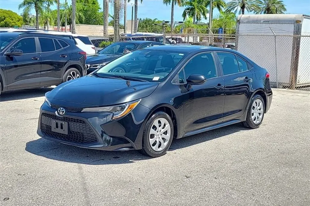 2021 Toyota Corolla LE photo 1