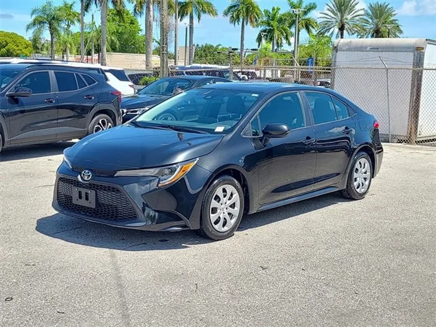 2021 Toyota Corolla LE photo 1