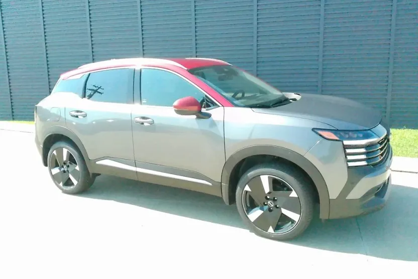 2025 Nissan Kicks SR photo 1