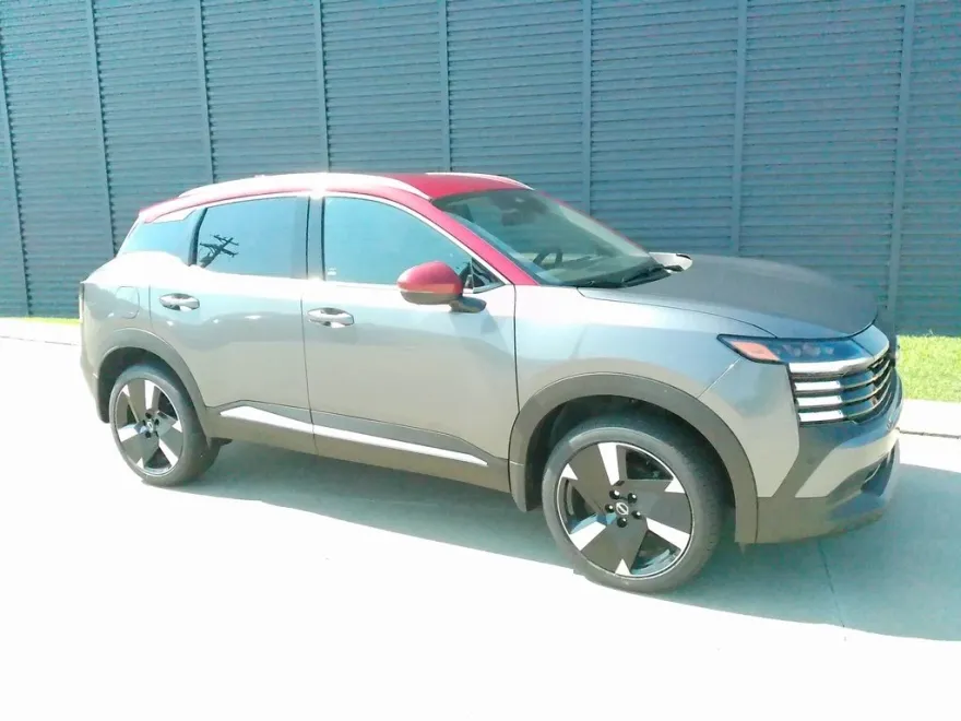 2025 Nissan Kicks SR photo 1