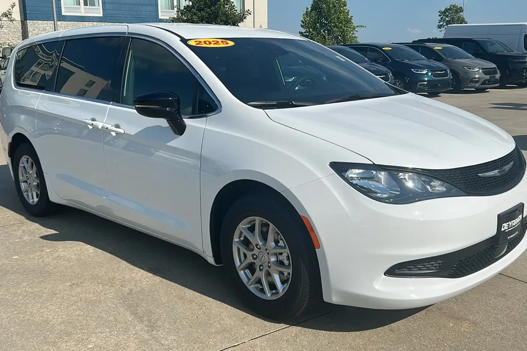2025 Chrysler Voyager LX photo 1