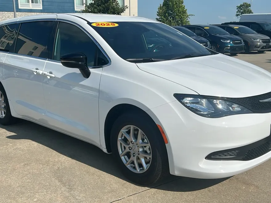 2025 Chrysler Voyager LX photo 1