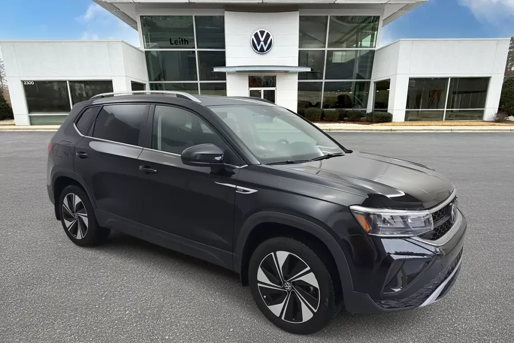2024 Volkswagen Taos SE photo 1
