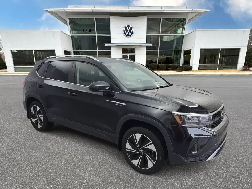 2024 Volkswagen Taos SE photo 1