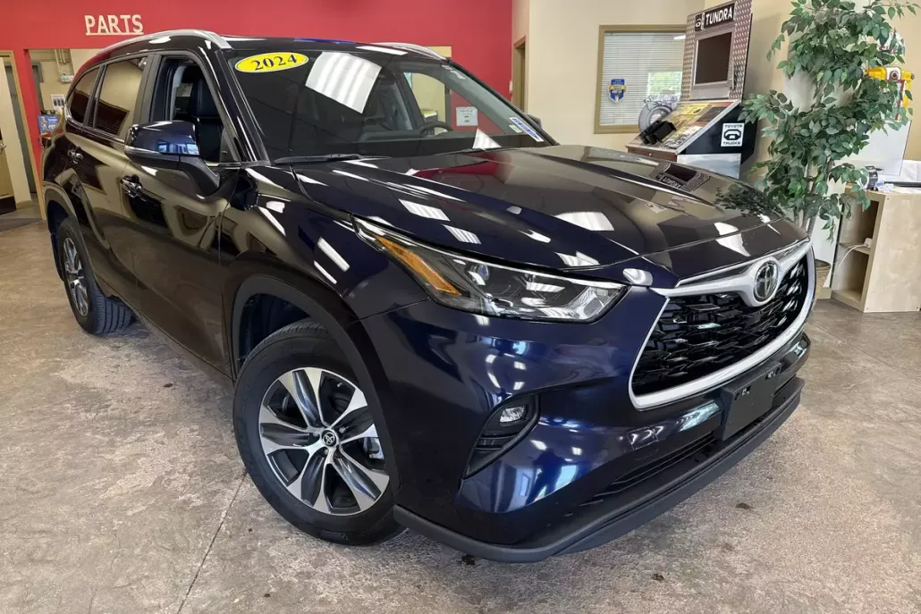 2024 Toyota Highlander XLE photo 1
