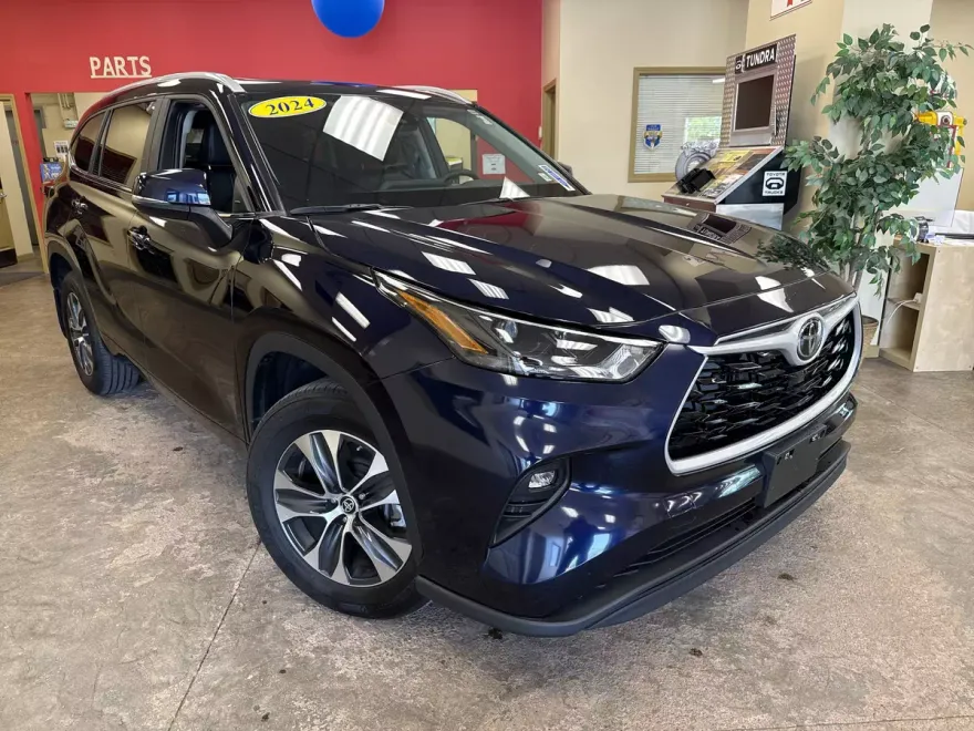 2024 Toyota Highlander XLE photo 1