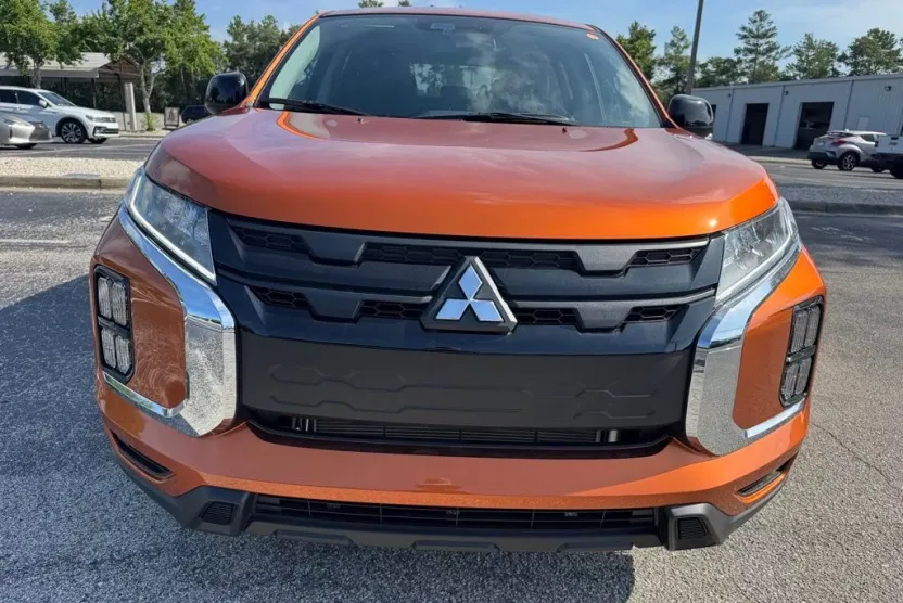 2025 Mitsubishi Outlander Sport LE photo 1