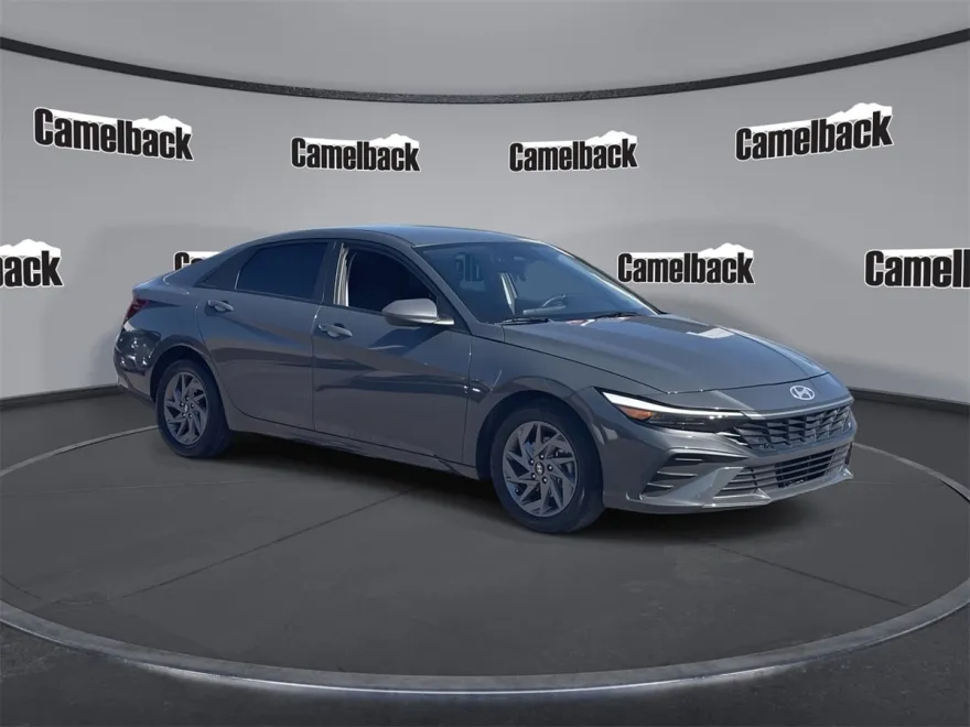 2024 Hyundai Elantra SEL photo 1