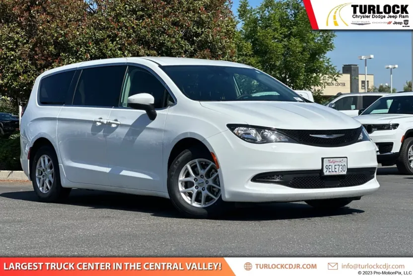 2023 Chrysler Voyager LX photo 1