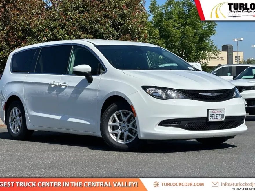 2023 Chrysler Voyager LX photo 1