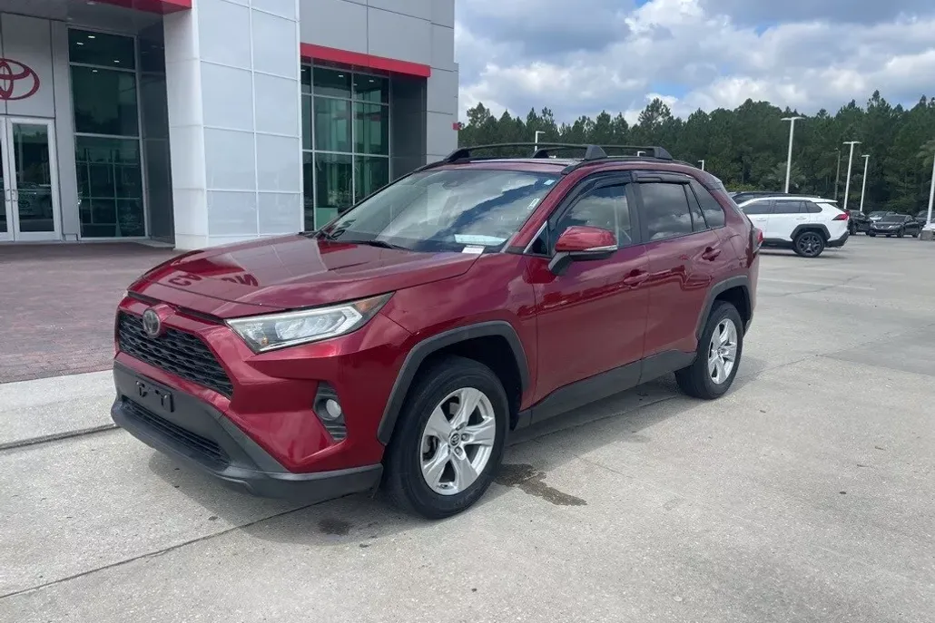 2019 Toyota RAV4 XLE photo 1