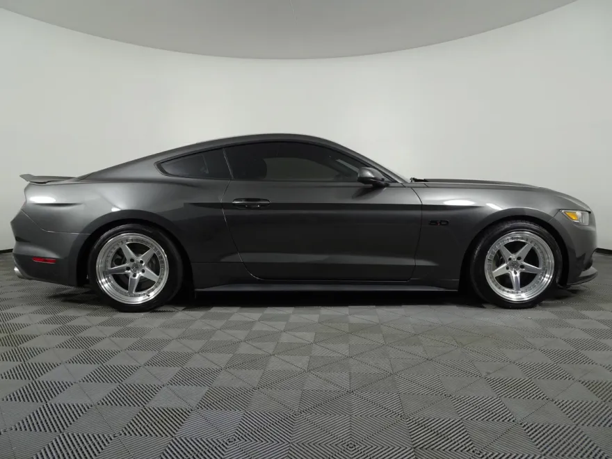 2016 Ford Mustang GT photo 1