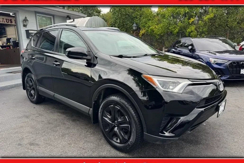 2016 Toyota RAV4 LE photo 1
