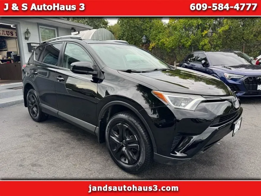 2016 Toyota RAV4 LE photo 1