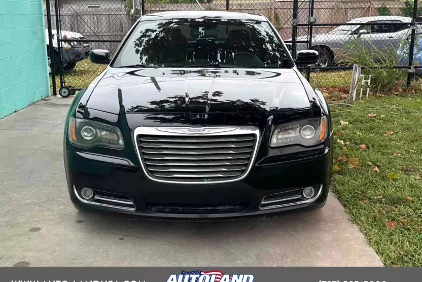 2013 Chrysler 300 photo 1