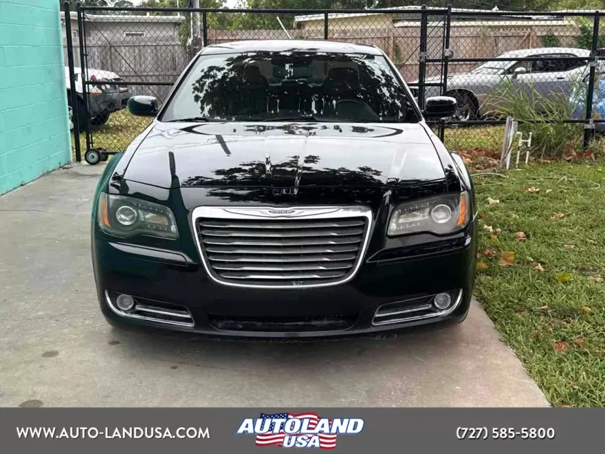 2013 Chrysler 300 photo 1
