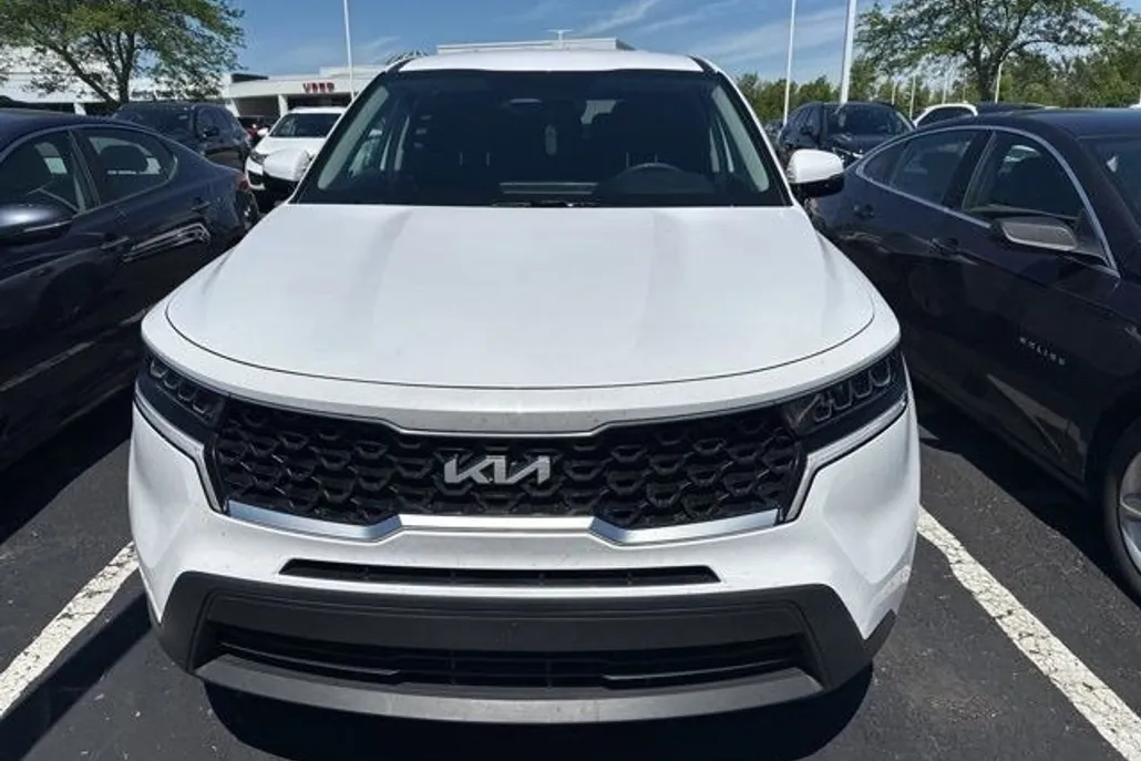2023 Kia Sorento LX photo 1