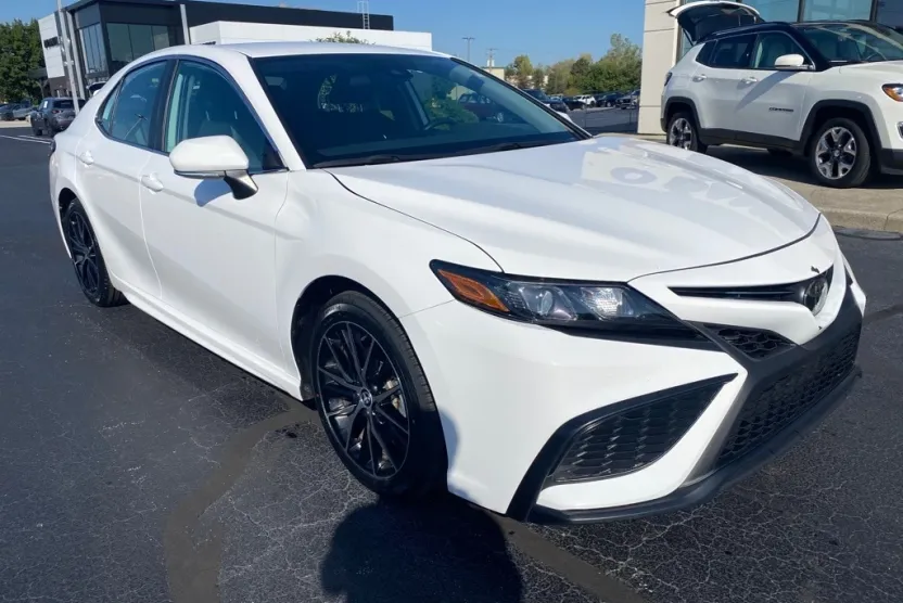 2024 Toyota Camry SE photo 1
