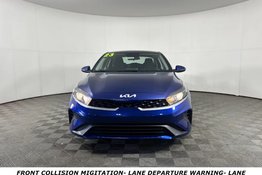 2023 Kia Forte LXS photo 1