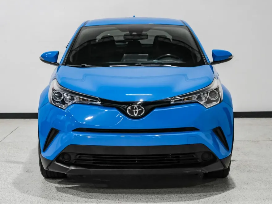 2019 Toyota C-HR XLE photo 1