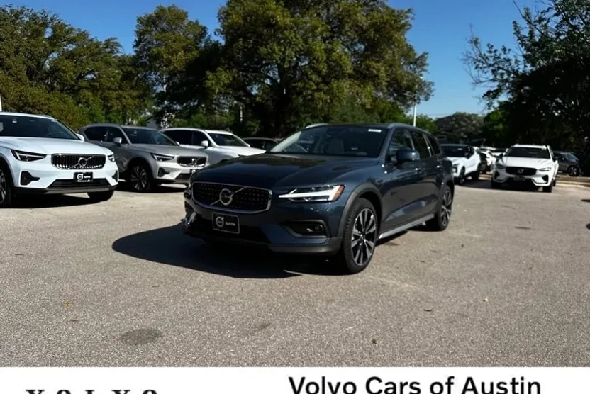 2025 Volvo V60 Cross Country B5 photo 1