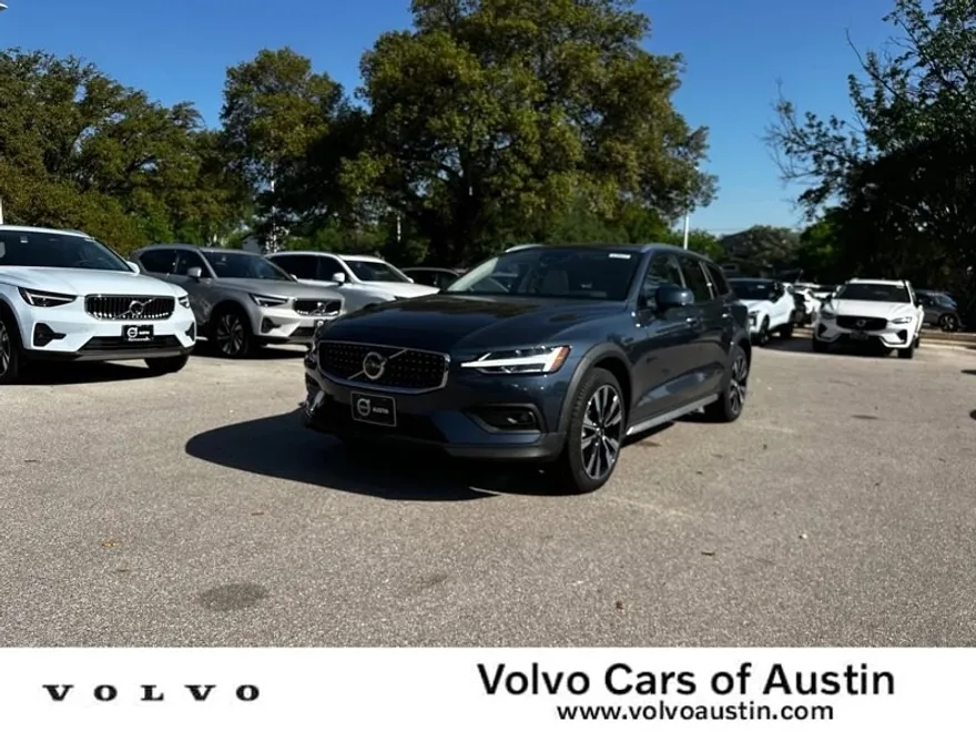 2025 Volvo V60 Cross Country B5 photo 1