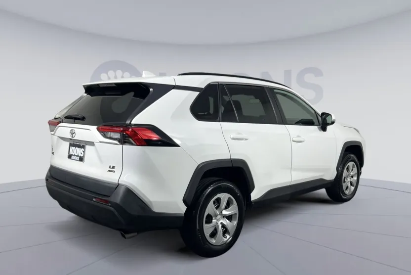 2021 Toyota RAV4 LE photo 1