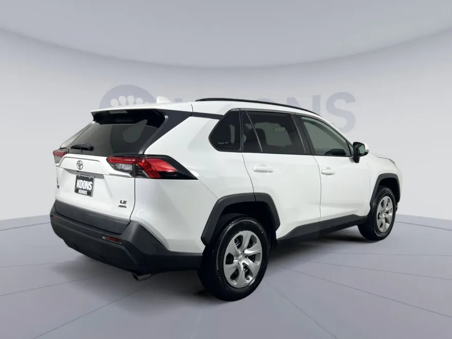 2021 Toyota RAV4 LE photo 1