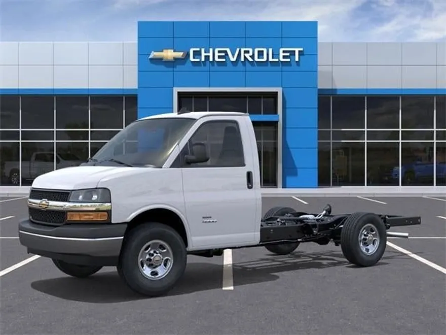 2025 Chevrolet Express 3500 Work Van Cutaway photo 1