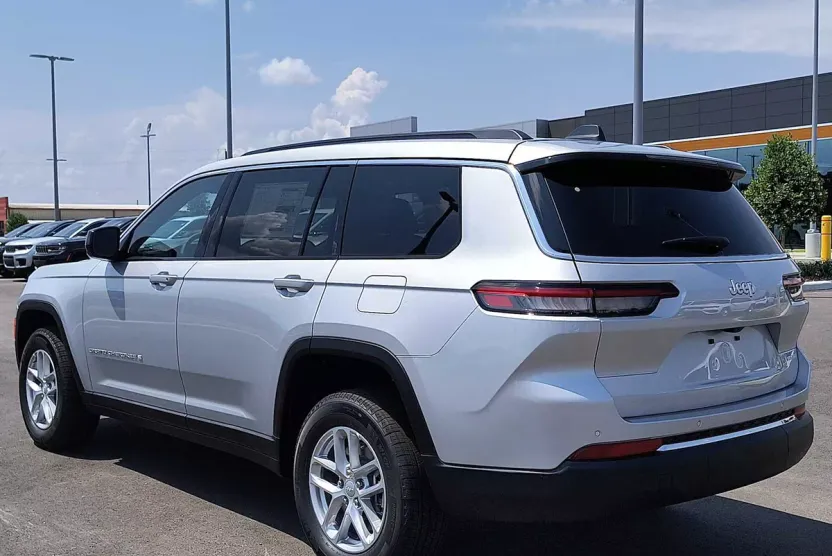 2025 Jeep Grand Cherokee Laredo X photo 1