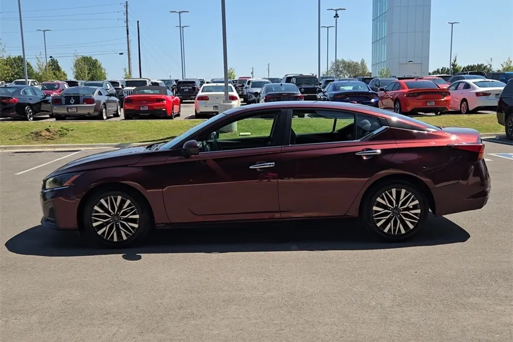 2023 Nissan Altima 2.5 SV photo 1